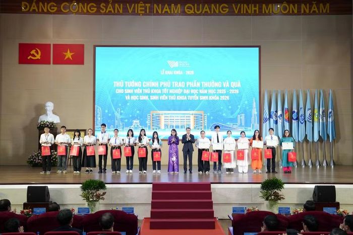Thủ tướng Chính phủ và Giám đốc Đại học Quốc gia TPHCM trao thưởng cho 17 thủ khoa tuyển sinh năm học 2026-2027 và thủ khoa tốt nghiệp năm học 2025-2026.