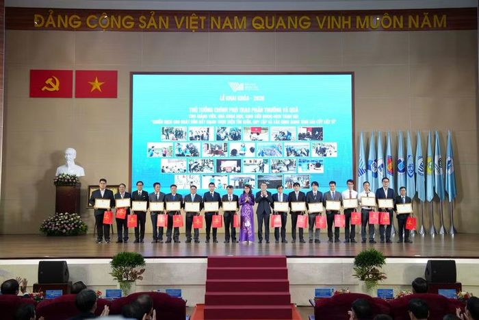 Thủ tướng Chính phủ trao quà khen thưởng các cá nhân tham gia "Chiến dịch 500 ngày đêm đẩy mạnh thực hiện tìm kiếm, quy tập và xác định danh tính hài cốt liệt sĩ". Ảnh: NTCC.