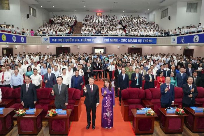 Thủ tướng Lê Minh Hưng cùng các đại biểu chụp hình lưu niệm với giảng viên, sinh viên, học sinh thuộc Đại học Quốc gia TPHCM. Ảnh: NTCC.