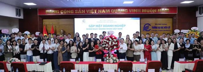 Đại biểu cùng nhà trường chúc mừng Ngày Doanh nhân Việt Nam 13/10.