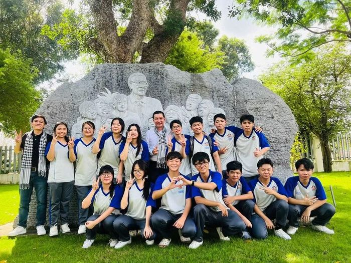 Thầy trò Trường Võ Văn Kiệt trong hoạt động vinh danh học sinh giỏi. Ảnh: NTCC