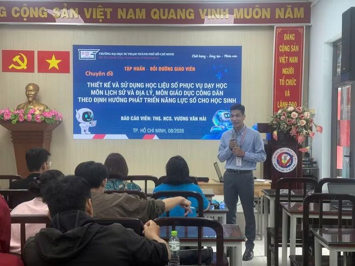 Trường THCS Trần Văn Ơn trong buổi tập huấn về sử dụng học liệu số phục vụ dạy học. Ảnh: NTCC