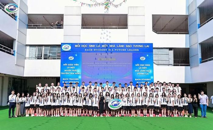 Hội đồng quản trị, Ban Giám hiệu nhà trường chụp ảnh cùng đội tuyển học sinh giỏi khối 12.