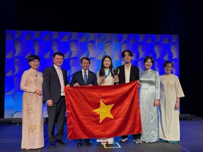 PGS.TS. Nguyễn Thanh Sơn (thứ 3 từ trái qua)- Phó Hiệu trưởng VMU chia vui cùng sinh viên Nguyễn Mai Chi giành Huy chương Vàng thế giới nội dung Microsoft Excel (Microsoft 365 Apps) tại Cuộc thi Vô địch Tin học văn phòng thế giới MOSWC 2026.