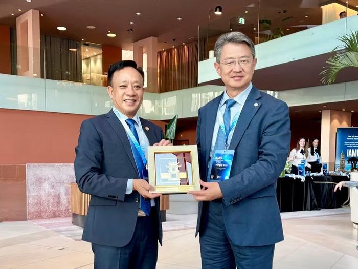 PGS.TS. Phạm Xuân Dương trao đổi, làm việc với đại diện các trường đối tác.