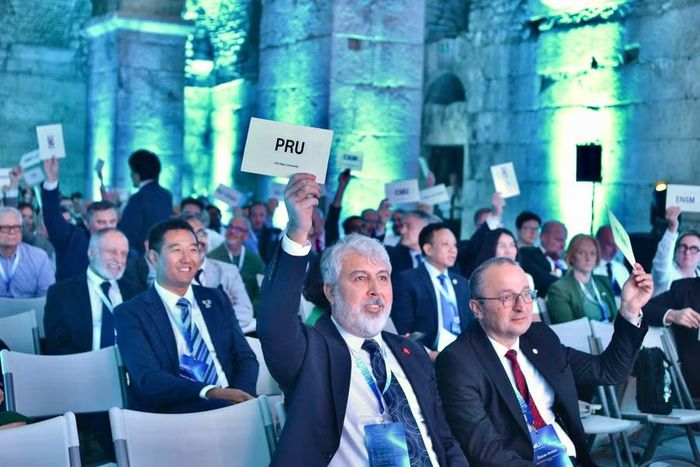 Các đại biểu bỏ phiếu trong phiên họp.