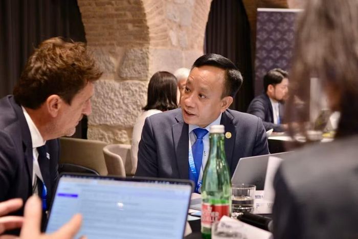 PGS.TS. Phạm Xuân Dương chia sẻ cùng các đại biểu trong cuộc họp.
