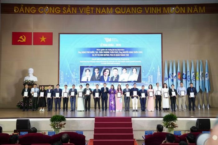 Tại lễ khai khóa, Đại học Quốc gia TPHCM vinh danh 16 tập thể nhóm nghiên cứu và 10 nhà khoa học có thành tích nổi bật trong sáng chế, công bố khoa học và nghiên cứu ứng dụng. Ảnh: NTCC.
