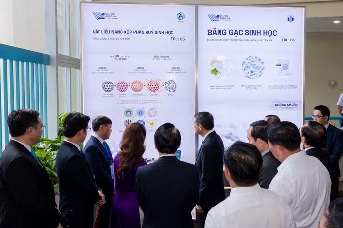 Nhiều sản phẩm trong lĩnh vực y sinh và chăm sóc sức khỏe được giới thiệu tại triển lãm. Ảnh: NTCC.