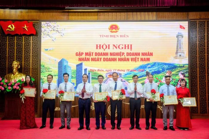 19 tập thể có thành tích tiêu biểu, đóng góp tích cực vào phát triển kinh tế - xã hội và công tác an sinh xã hội được Chủ tịch UBND tỉnh tặng Bằng khen.