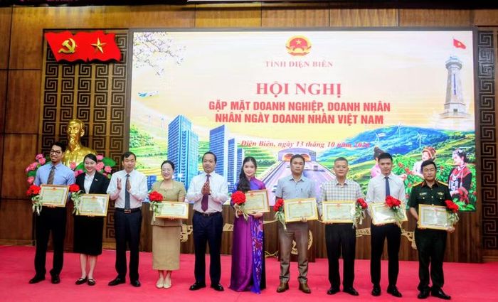  Tặng hoa, Bằng khen chúc mừng các tập thể. 