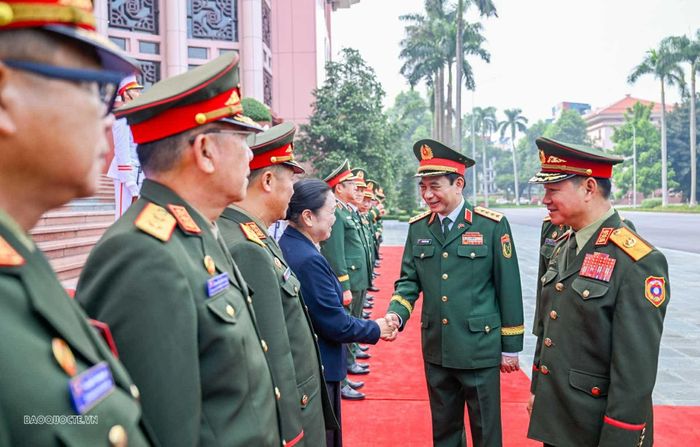 Phó Thủ tướng Chính phủ, Bộ trưởng Bộ Quốc phòng Lào, Đại tướng Khamliang Outhakaysone giới thiệu đoàn đại biểu Lào với Phó Thủ tướng, Bộ trưởng Quốc phòng, Đại tướng Phan Văn Giang. (Ảnh: Nguyễn Hồng)