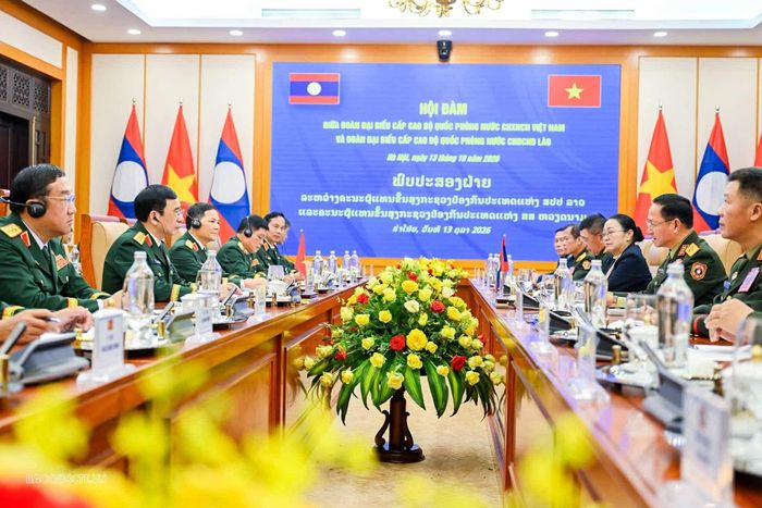 Đại tướng Phan Văn Giang và Đại tướng Khamliang Outhakaysone thống nhất thời gian tới chỉ đạo các cơ quan, đơn vị của Bộ Quốc phòng hai nước phối hợp tích cực, chủ động triển khai các nội dung hợp tác đã được thống nhất. (Ảnh: Nguyễn Hồng)