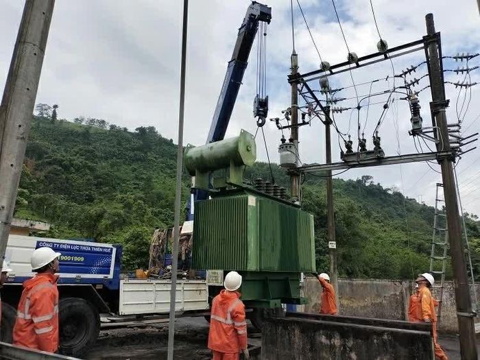 Thi công đặt máy biến áp 3200kVA lên bệ trung gian Hồng Thủy. (Nguồn: Điện lực Huế)