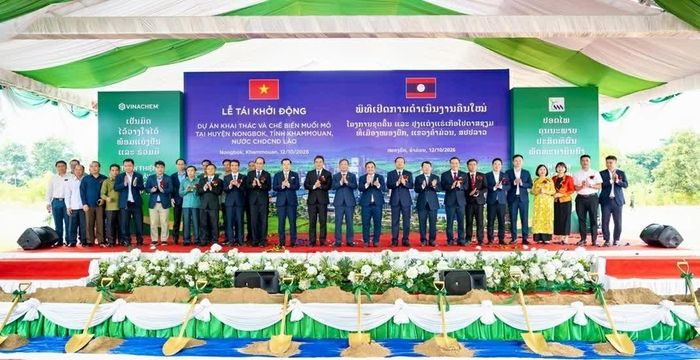 Các đại biểu chụp ảnh chung. (Nguồn: Tổng Lãnh sự quán Việt Nam tại Savannakhet)