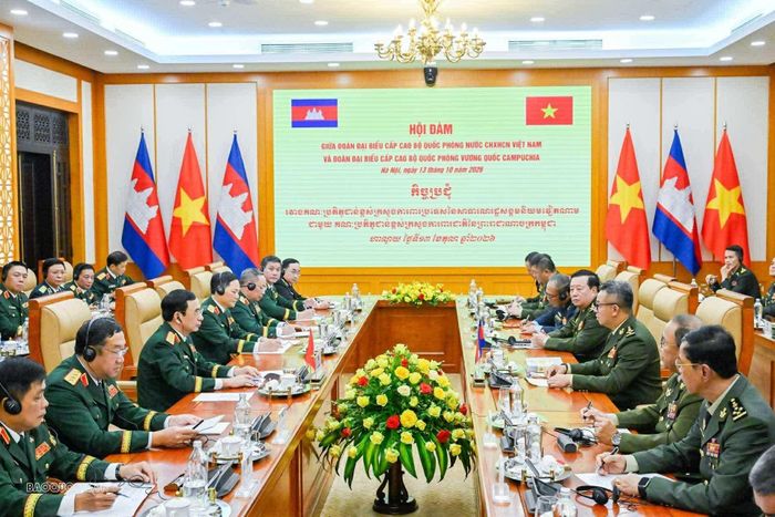 Phó Thủ tướng, Bộ trưởng Quốc phòng Campuchia khẳng định, chuyến thăm và làm việc tại Việt Nam lần này là cơ hội để hai bên trao đổi, làm sâu sắc hơn nữa quan hệ quốc phòng song phương. (Ảnh: Nguyễn Hồng)