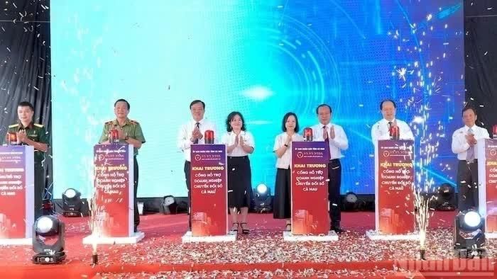 Lãnh đạo tỉnh Cà Mau và đại diện Bộ Khoa học và Công nghệ thực hiện nghi thức khai trương “Cổng hỗ trợ doanh nghiệp chuyển đổi số Cà Mau”. (Ảnh: Hữu Tùng)