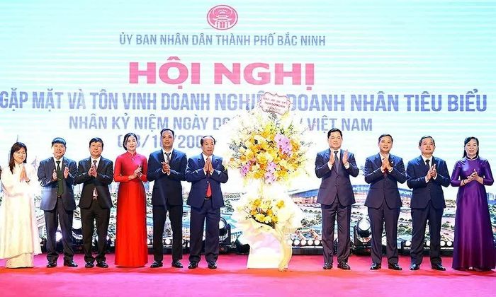Các đồng chí lãnh đạo thành phố tặng hoa chúc mừng cộng đồng doanh nghiệp, doanh nhân Bắc Ninh. (Nguồn: baobacninh.tv)