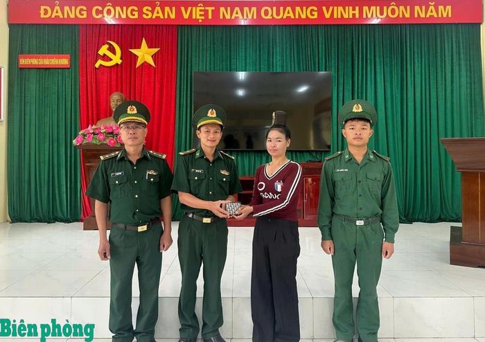 Thiếu tá Trần Huy Thọ cùng tổ công tác trao lại chiếc ví cho chị Quàng Thị Lả. Ảnh: Quàng Hùng