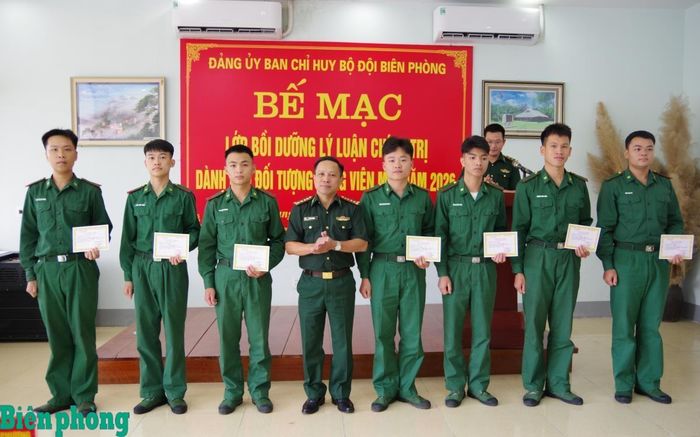 Đảng ủy Ban Chỉ huy Bộ đội Biên phòng tỉnh Tuyên Quang tổ chức bồi dưỡng lý luận chính trị dành cho đối tượng đảng viên mới. Ảnh: Xuân Minh