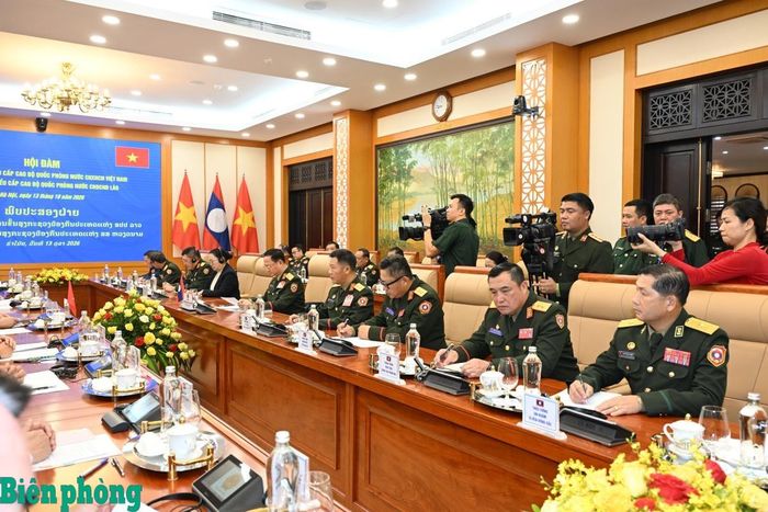 Đại tướng Khamliang Outhakaysone và đoàn Lào tại hội đàm. Ảnh: Trọng Hải