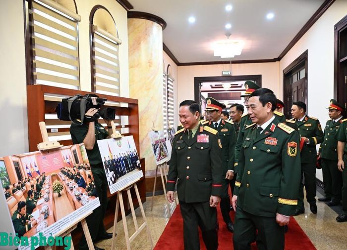 Đại tướng Phan Văn Giang và Đại tướng Khamliang Outhakaysone tham quan các hình ảnh về quan hệ Việt Nam - Lào. Ảnh: Trọng Hải