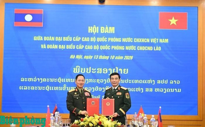 Đại tướng Phan Văn Giang và Đại tướng Khamliang Outhakaysone ký kế hoạch hợp tác quốc phòng Việt Nam - Lào năm 2027. Ảnh: Trọng Hải