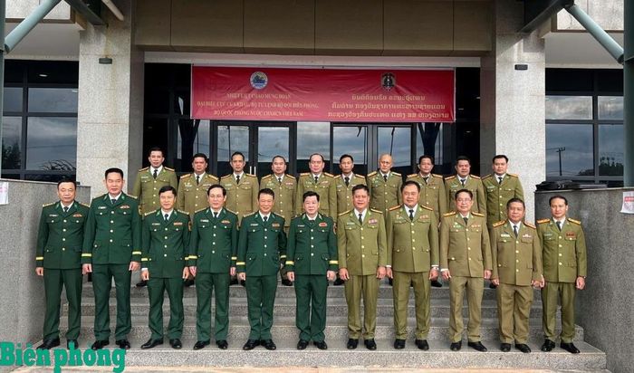 Đoàn đại biểu Việt Nam và Lào chụp ảnh lưu niệm tại trụ sở Cục Xuất nhập cảnh Lào. Ảnh: Kim Oanh