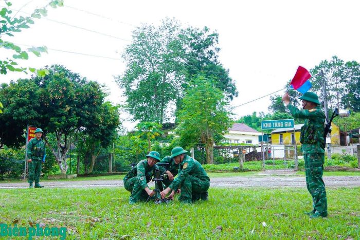 Cán bộ, chiến sĩ Đồn Biên phòng Mường Nhà luyện tập thao tác, hiệp đồng sử dụng các loại hỏa lực, trong đó có thực hành khẩu đội cối 60mm. Ảnh: Anh Dũng