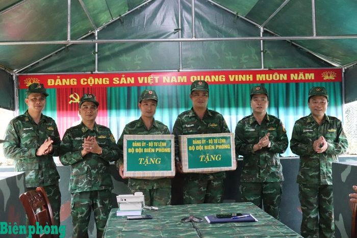 Đoàn công tác Bộ Tư lệnh Bộ đội Biên phòng tặng quà các đơn vị thuộc lực lượng Bộ đội Biên phòng tham gia huấn luyện diễn tập tác chiến phòng thủ Quân khu 4 năm 2026. Ảnh: Viết Lam