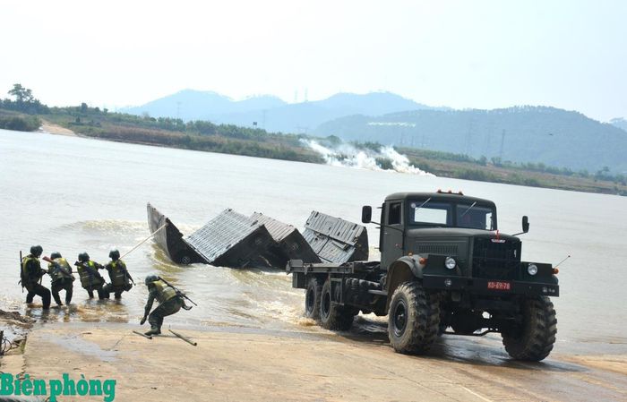Các đơn vị huấn luyện phương án thực hành vượt sông bằng phương tiện kỹ thuật. Ảnh: Anh Tần