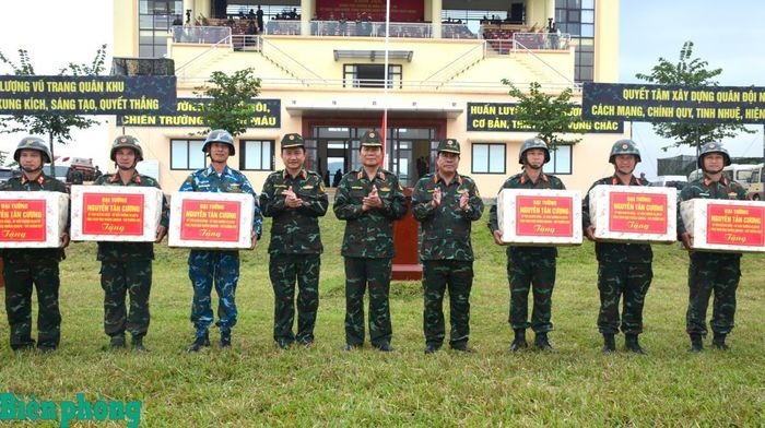Đại tướng Nguyễn Tân Cương tặng quà các đơn vị tham gia huấn luyện, chuẩn bị diễn tập. Ảnh: Anh Tần