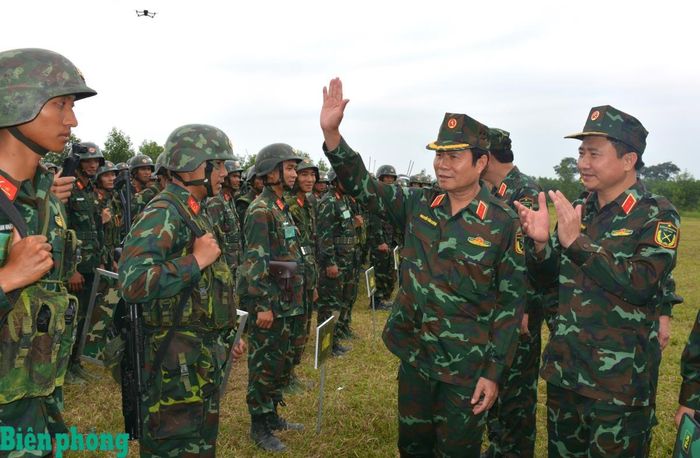 Đại tướng Nguyễn Tân Cương động viên cán bộ, chiến sĩ các đơn vị tham gia huấn luyện diễn tập. Ảnh: Anh Tần