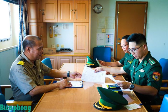 Cán bộ Đồn Biên phòng cửa khẩu cảng Cẩm Phả kiểm tra giấy tờ của thuyền viên trên tàu hàng nước ngoài hoạt động tại khu vực cửa khẩu cảng. Ảnh: Tuấn Kiệt