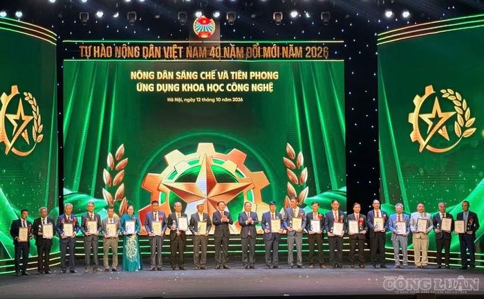 Ông Hồ Quốc Dũng - Ủy viên TƯ Đảng, Phó Thủ tướng Chính phủ và ông Nguyễn Phi Long, Ủy viên TƯ Đảng, Phó Bí thư Thường trực Đảng ủy Mặt trận Tổ quốc, các đoàn thể Trung ương, Phó Chủ tịch Ủy ban Trung ương Mặt trận Tổ quốc Việt Nam, trao biểu trưng và chứng nhận cho Nông dân tiêu biểu sáng chế và tiên phong ứng dụng khoa học công nghệ. Ảnh: Diệu Linh