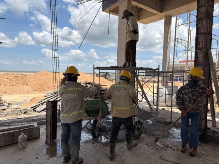 Công nhân tăng ca để hoàn thành các hạng mục còn lại (ảnh: CVL).