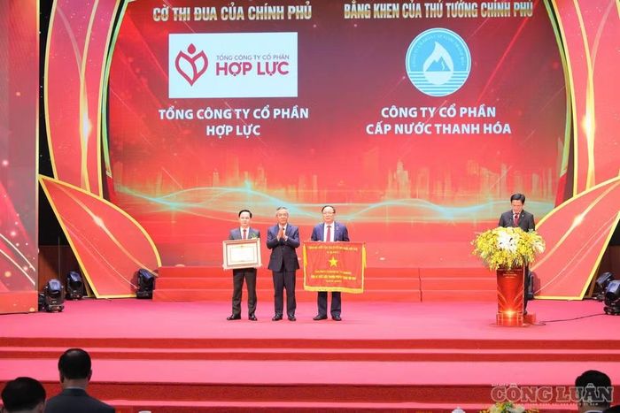 Trao Cờ thi đua và Bằng khen của Thủ tướng Chính phủ cho các doanh nghiệp có thành tích xuất sắc