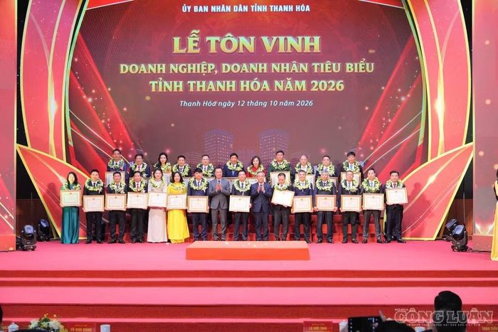 Tặng Bằng khen của Chủ tịch UBND tỉnh Thanh Hóa cho các doanh nghiệp có thành tích xuất sắc