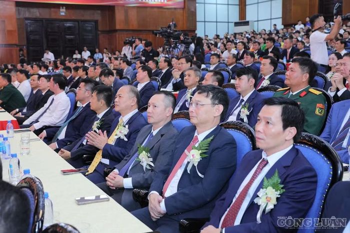 Các đại biểu tham dự buổi lễ
