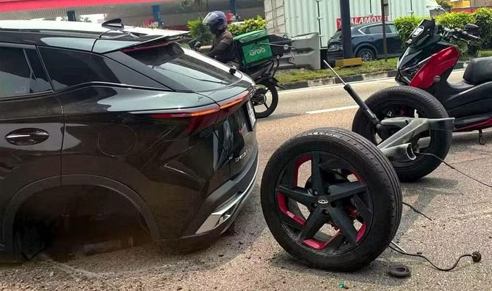 Toàn bộ trục sau của chiếc xe Omoda C5 bị gãy và rời ra - Ảnh: Panggil Aku Naz