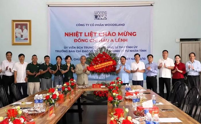  Bí thư Tỉnh ủy Hầu A Lềnh và các lãnh đạo tỉnh tặng hoa chúc mừng Công ty Cổ phần Woodsland. ﻿Ảnh: Cổng TTĐTTQ 