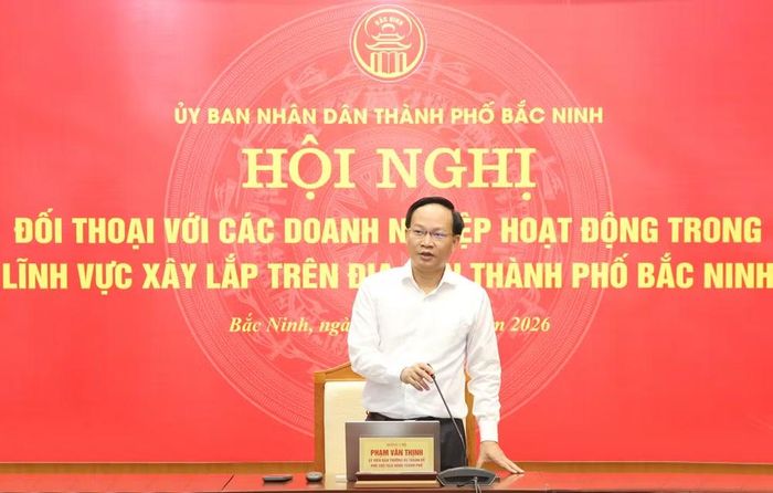 Phó Chủ tịch UBND thành phố Phạm Văn Thịnh trực tiếp trao đổi và chỉ đạo một số nhiệm vụ. Ảnh: bacninh.gov.vn