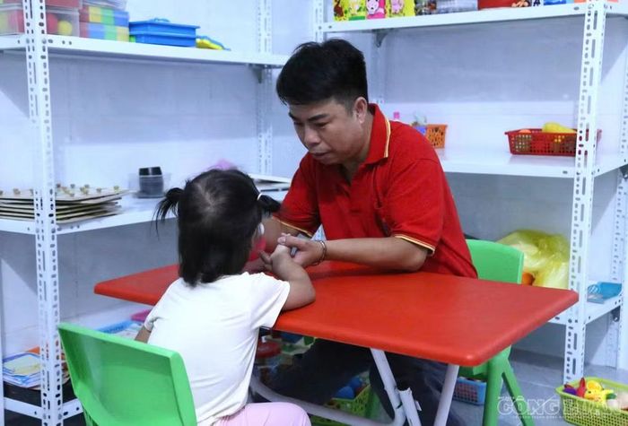 Anh xây dựng lớp chuyên biệt để hỗ trợ trẻ rối loạn phát triển và đồng hành cùng gia đình. Ảnh: Kim Long