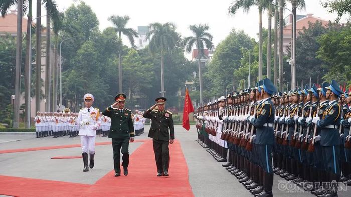 Đại tướng Phan Văn Giang và Đại tướng Khamliang Outhakaysone duyệt đội Danh dự Quân đội nhân dân Việt Nam.