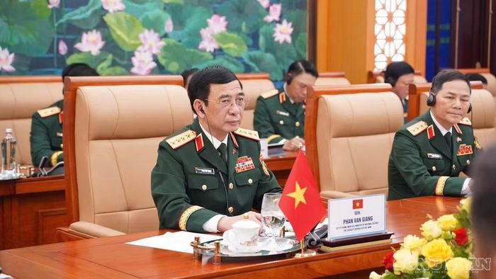 Đại tướng Phan Văn Giang hội đàm với Đại tướng Khamliang Outhakaysone.