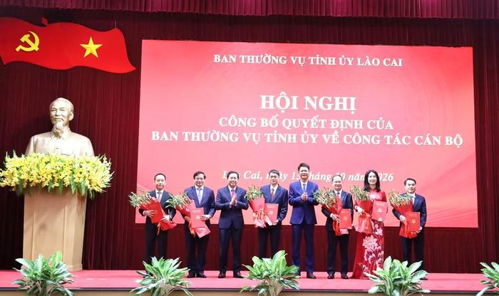 Bí Thư Tỉnh ủy Dương Quốc Huy và Phó Bí thư Tỉnh ủy Nguyễn Thế Phước trao Quyết định và tặng hoa chúc mừng các đồng chí được điều động nhận công tác mới. Ảnh: laocai.gov.vn