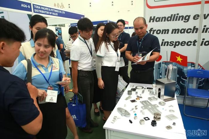 Dọc các gian hàng trưng bày, nhiều người dừng lại tìm hiểu máy móc, thiết bị và các công nghệ được giới thiệu tại sự kiện.