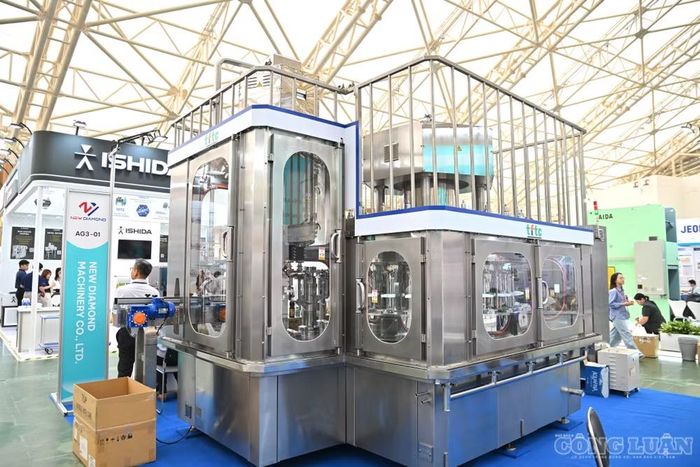 Việc tổ chức đồng thời ProPak Hanoi 2026, MTA Hanoi 2026 và SemiTronics Vietnam 2026 tạo điều kiện để khách tham quan tiếp cận nhiều lĩnh vực công nghệ trong cùng một địa điểm. Đây cũng là dịp để các doanh nghiệp tìm kiếm đối tác, cập nhật xu hướng sản xuất và tìm hiểu những giải pháp có thể ứng dụng vào hoạt động thực tế. Chuỗi ba triển lãm quốc tế diễn ra đến hết ngày 15/10 tại Trung tâm Triển lãm Việt Nam (VEC), Đông Anh, Hà Nội.