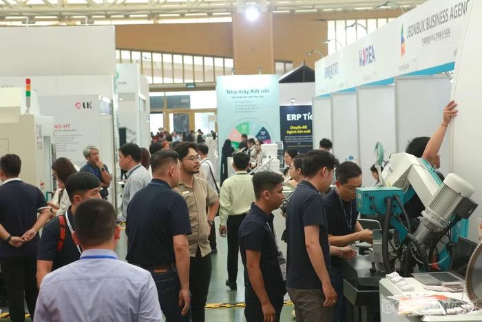 Ghi nhận của phóng viên sáng 13/10, khu vực triển lãm tại VEC thu hút đông đảo khách tham quan.