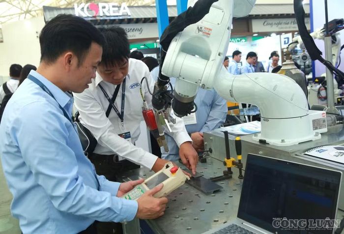  Được biết, hai nhóm gian hàng Hàn Quốc mang đến những công nghệ và giải pháp tiêu biểu, giới thiệu năng lực công nghệ và sản xuất của các doanh nghiệp Hàn Quốc đến thị trường Việt Nam. 